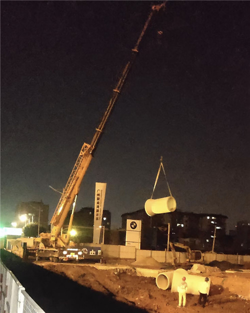 成华区“弯臂矫正”—— 吊车的 “形变补偿” 技术